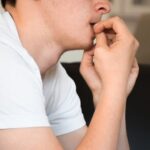 焦慮症會胸悶心悸嗎？3分鐘看懂症狀、原因與緩解方法