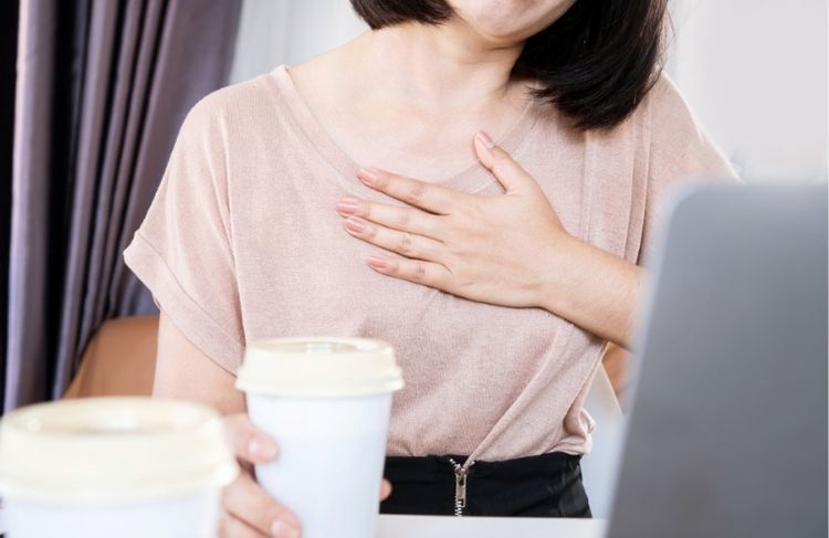 焦慮症會胸悶心悸嗎？3分鐘看懂症狀、原因與緩解方法
