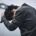 被忽視的童年創傷，大後變討好型人格的5大表現